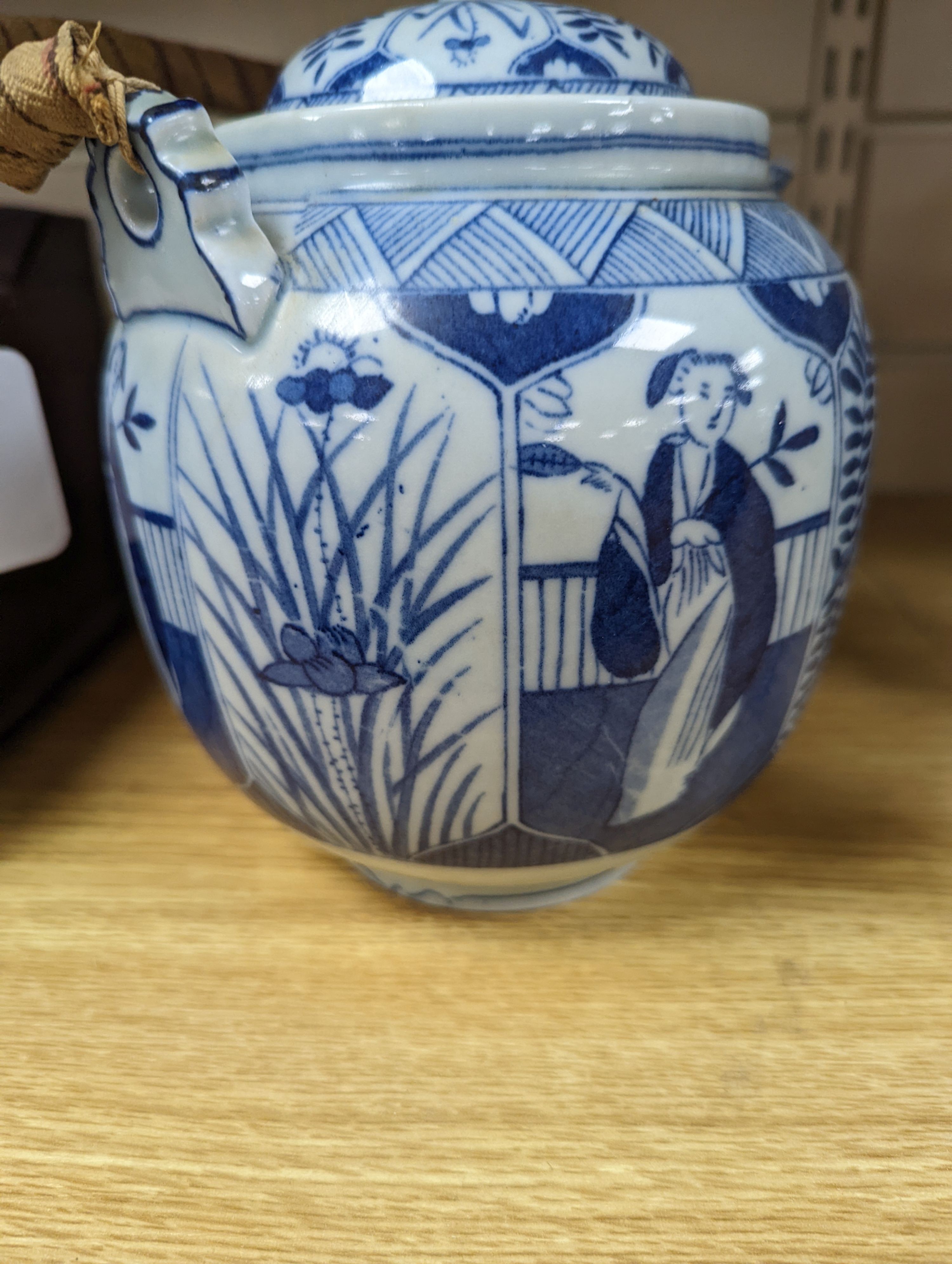 A Chinese blue and white small vase and teapot 19cm